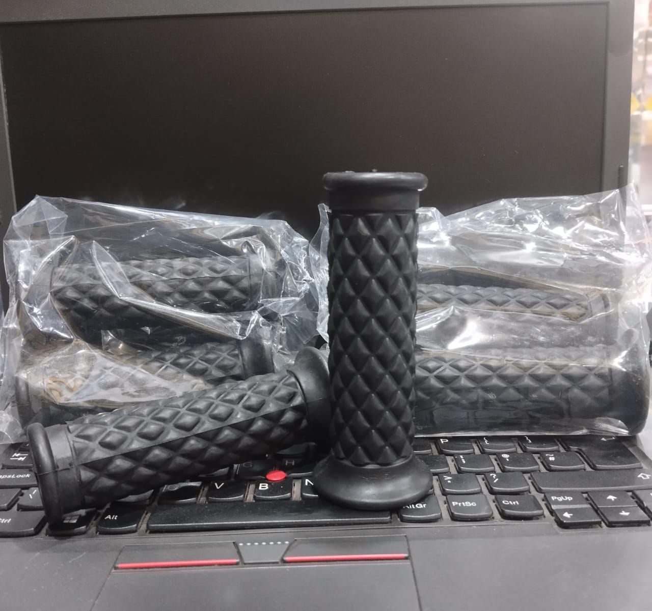 Cafe Racer Diamond Style Rubber Handlebar Grips with Bar Ends – Black (Pair) - Image 5