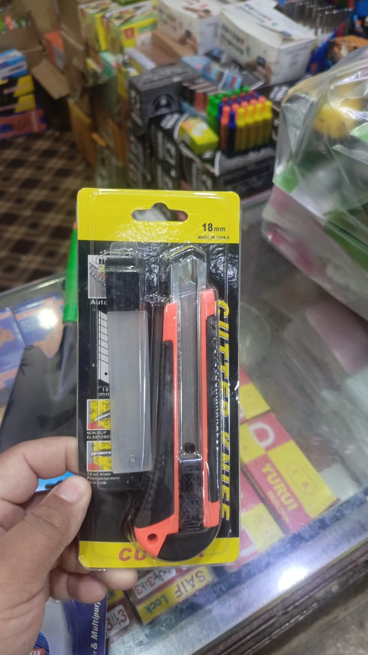All Purpose Cutter Knife With 5 Extra Blades Paper Plastic And Wood Cutting Tool 18mm Steel Blade Rubber Grip - Image 4